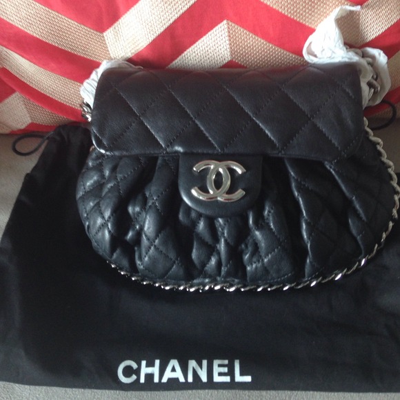 🎉HOST PICK!!!!🎈🎉AUTHENTIC Chanel mini chain bag