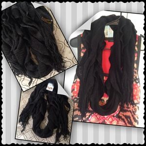 ‼️SOLD‼️ruffly beautiful black scarf