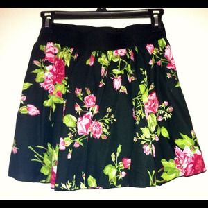 ❌Sold❌🌺XS Floral Skirt🌺
