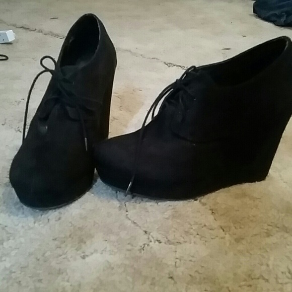 Black velvet feeling tie wedges