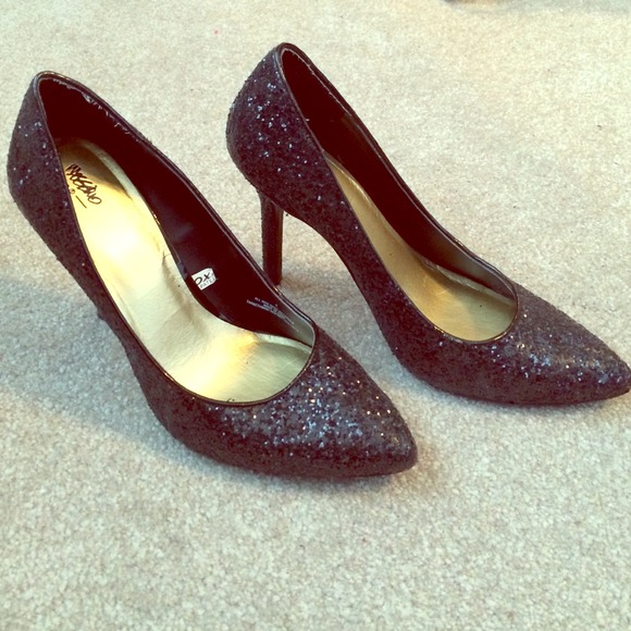 Black glitter pumps