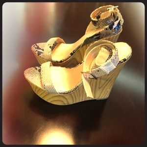 Brand new Shoedazzle 6in platform heels