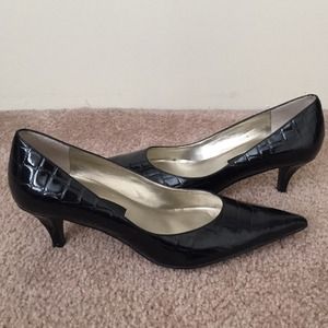 Bandolino 'Berry' Black Croc Kitten-Heel Pumps