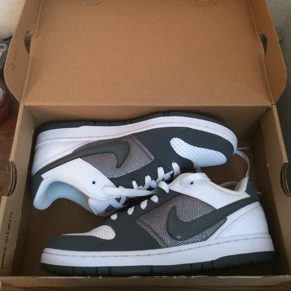 Bundle deal. Women's Air Prestige Nikes Shoes - Picture 2 of 4