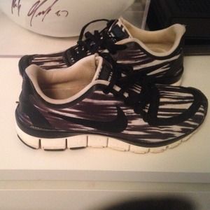 Nike white and black free run