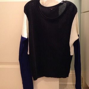 Long sleeve loose fitting top.
