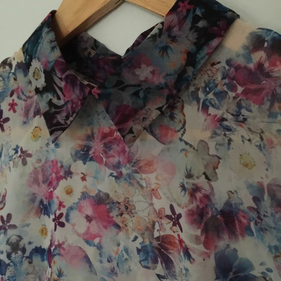 🚫🚫SOLD🚫🚫Floral watercolor blouse - Picture 2 of 4