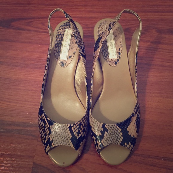 👡👡Banana Republic - strap/peep toe heels👡👡