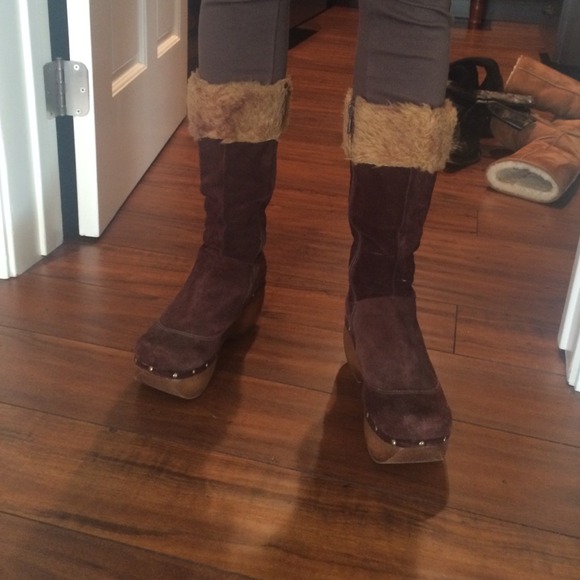 Chocolate boots with fur