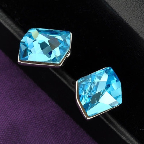 Blue Swarovski Crystal earrings - Picture 3 of 3
