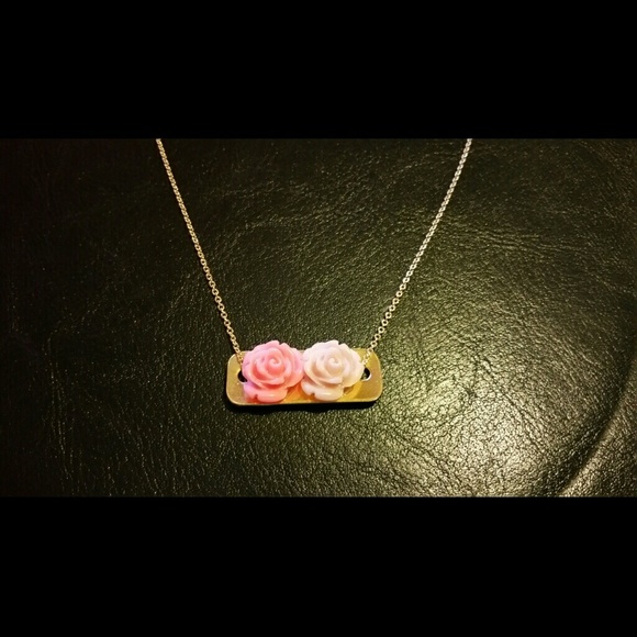 Pretty flower necklace.. 14 inches...