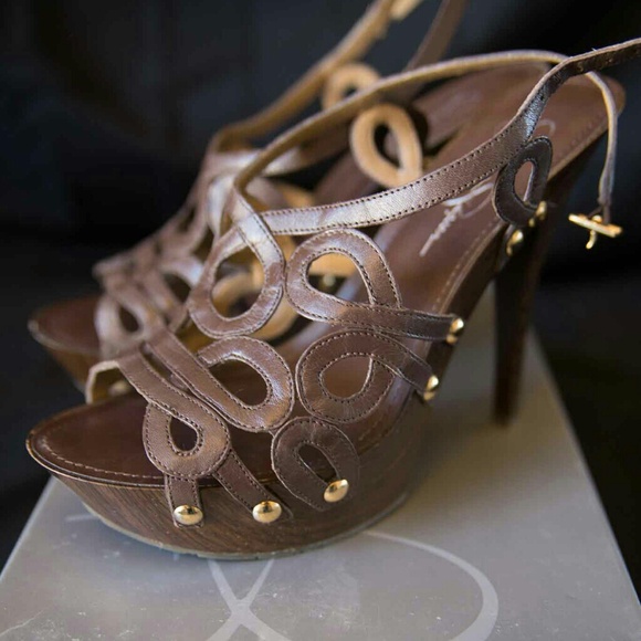 Jessica Simpson Genaviv Pumps in Chocolate Brown