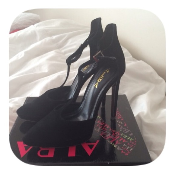 Shoes - 💗CUTE Black Stilettos!