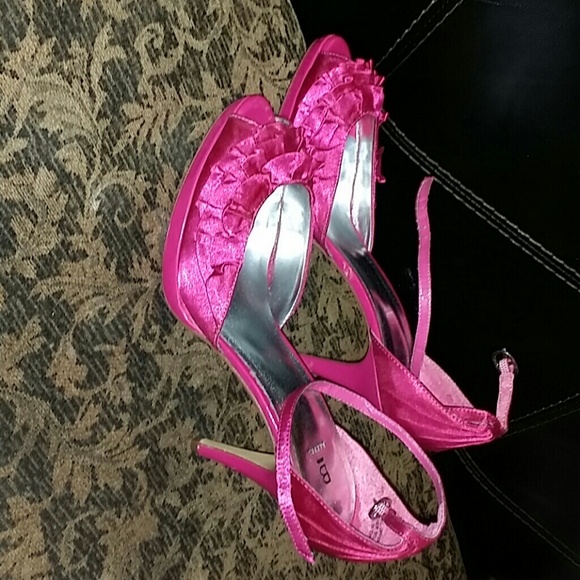 Shoes - Picture 2 of 4