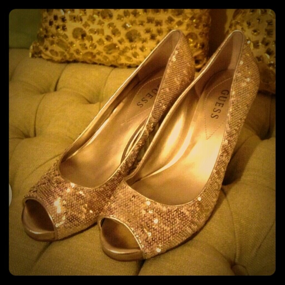 🎉MOVING SALE! 💞HP!💕 Gold Peep-Toe Guess Pumps!
