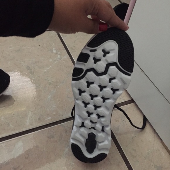Nike shoes (new never worn) - Picture 2 of 4