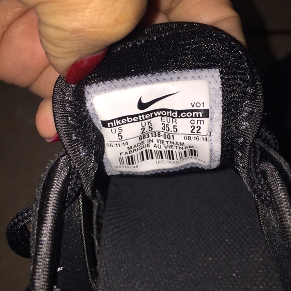 Nike shoes (new never worn) - Picture 3 of 4