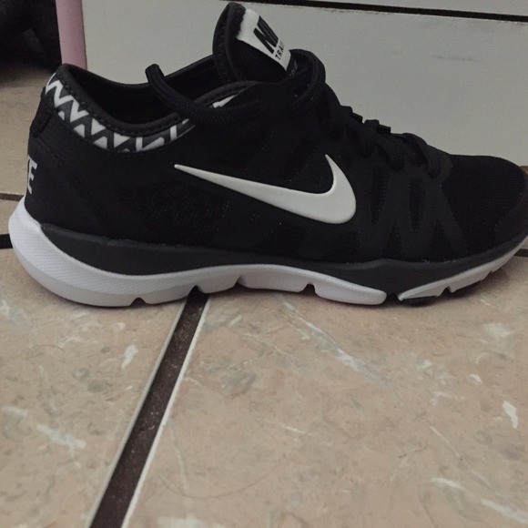 Nike shoes (new never worn) - Picture 4 of 4