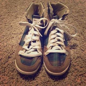 Selling Skechers shoes. Run big.