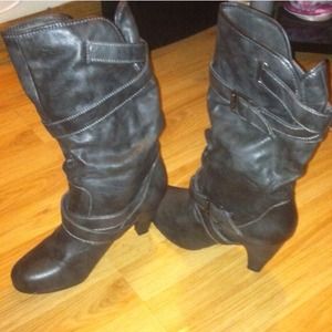 Mid length heeled boots