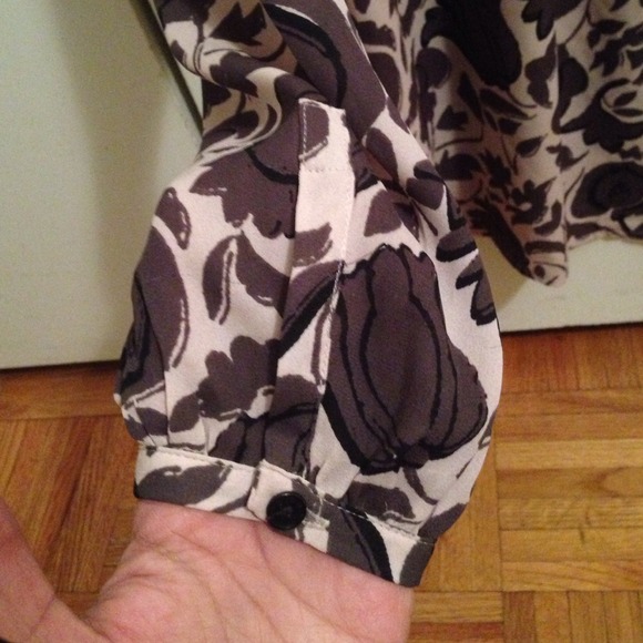 Beautiful messy flower pattern blouse - Picture 3 of 4