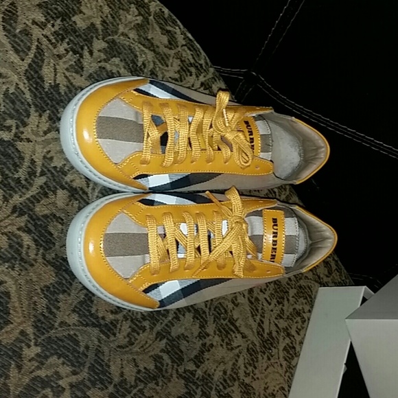 AUTHENTIC burberry