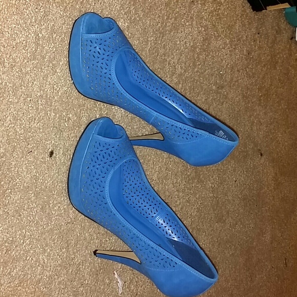 Shoes - Picture 3 of 4