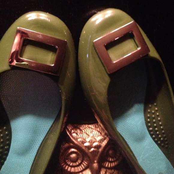 OkaB size 10 Olive Flats - Picture 2 of 2