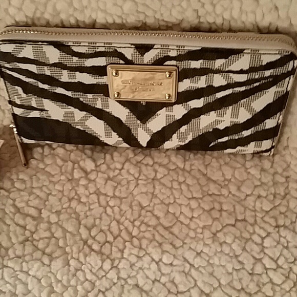 MICHAEL KORS WALLET **Today Only Sale**
