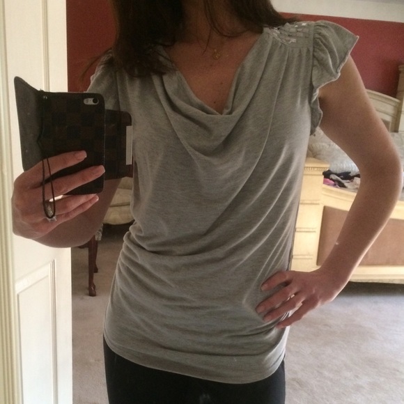 ✳️SOLD IN BUNDLE✳️🎉HP🎉Beautiful Shirt - Picture 4 of 4