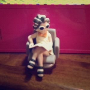 Like mother. Like daughter. Figurine