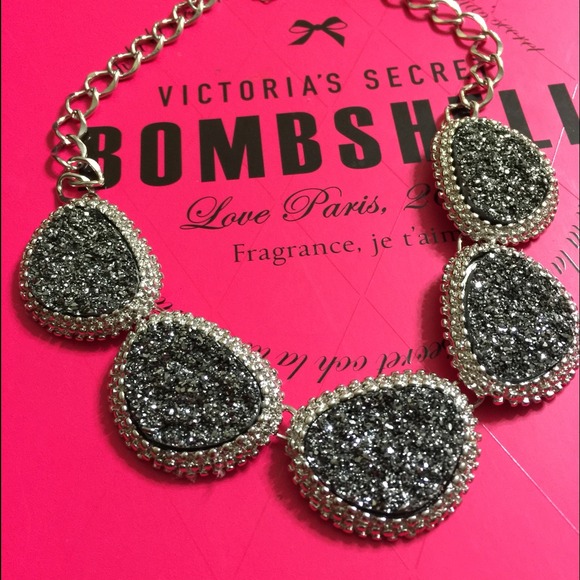 Accessories - 😍 gorgeous druzy stone necklace😍