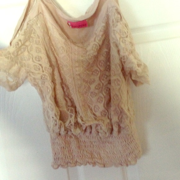 Body central tan lace tshirt super cute