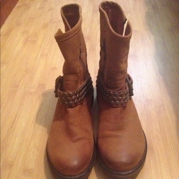 Super comfy Steve Madden cowgirl boots.