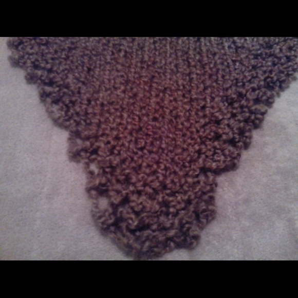 Hand-knitted Shawl - Picture 2 of 2