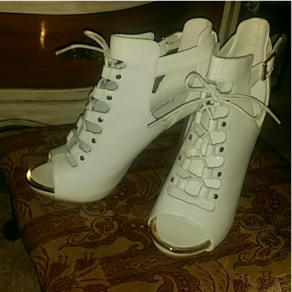 👋SOLD👋✌White Lace Up Peep Toe Bootie  leather