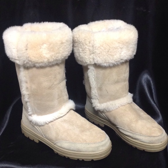 Tan Uggs with fur trim Size 8