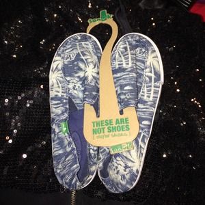 Navy island print canvas Sanuks! NWOT