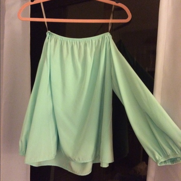 😍sold😍Mint off shoulder flowy sleeve blouse