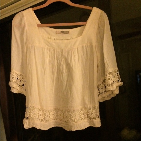 😍sold😍Ivory pink flowy blouse