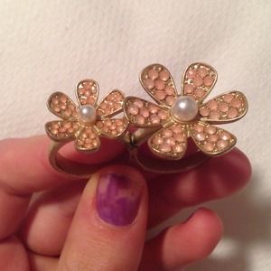 Flower ring with light pink rhinestones and pearls
