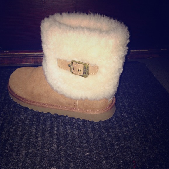 Sized 4 youth Chestnut ugg. - Picture 1 of 1