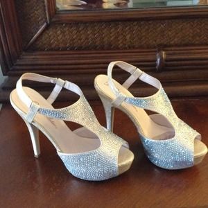 Elegant with a sparkle! Pumps!
