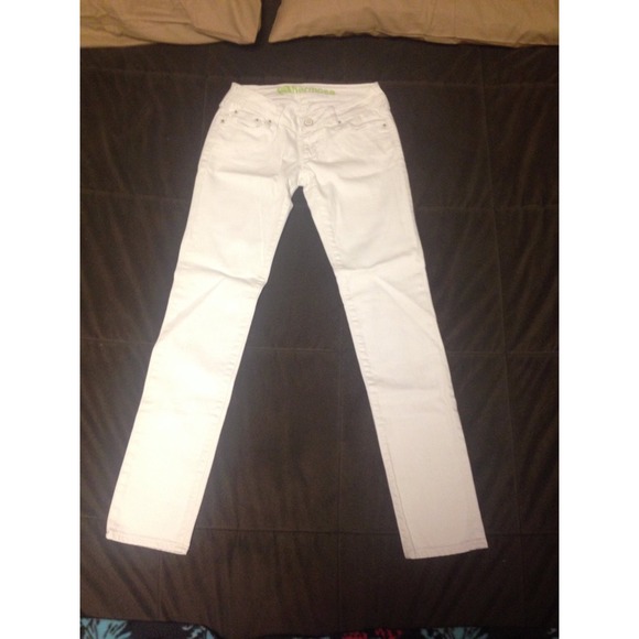 Bullhead brand, Hermosa fit white skinny jeans.*PD