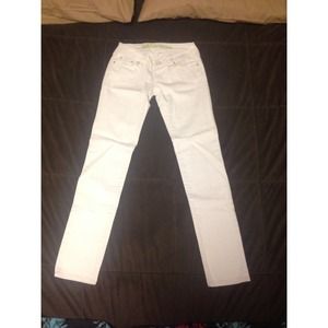 Bullhead brand, Hermosa fit white skinny jeans.*PD