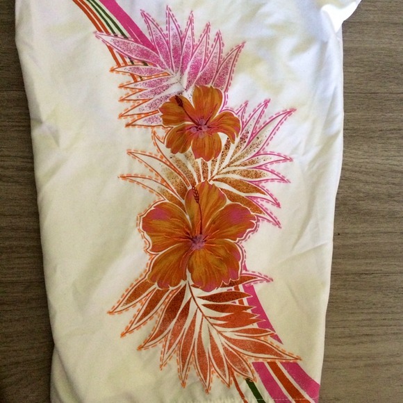 Roxy/Quiksilver White Board Shorts - Picture 2 of 3