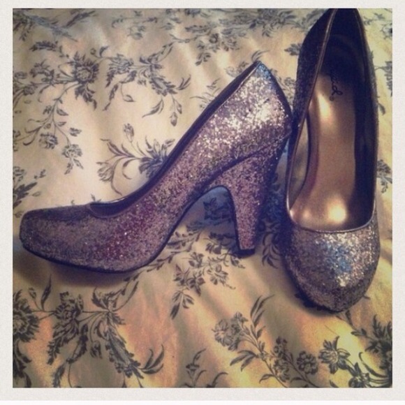 Silver 4" glitter pumps