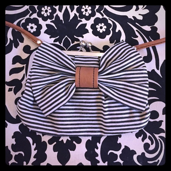 American Eagle Outfitters Handbags - American Eagle cross-body bag