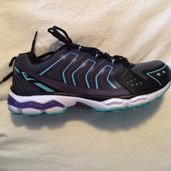 Women's size 10 everlast shoes