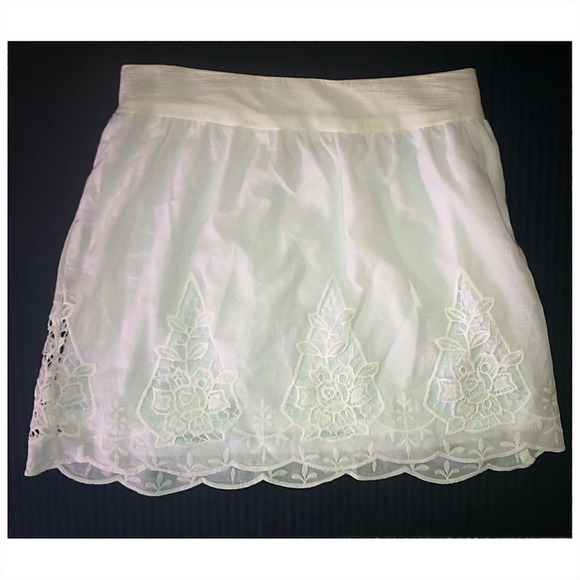 🐭XS white skirt with eyelet detail🐭
